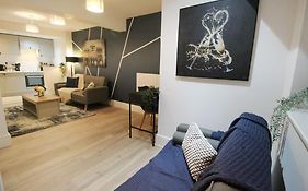 Spacious 1 Bed Apartment 1 Minute Walk From Square